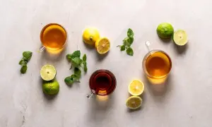 Erfrischender Tee mit Minze, Zitrone und Limette. Die vielseitige Minze verwendung für ein belebendes Getränk.