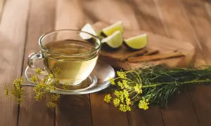 Fencheltee mit Limettenspalten und frischem Fenchel. Die Fenchel Wirkung auf Hormone wird oft geschätzt.