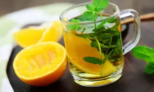 Erfrischender Pfefferminztee mit Honig und Orange. Die Wirkung ist belebend und wohltuend.