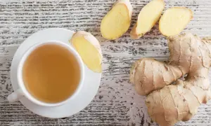 Eine Tasse Tee mit Ingwerscheiben. Die pfefferminztee mit ingwer wirkung ist bekannt für ihre wohltuenden Eigenschaften.