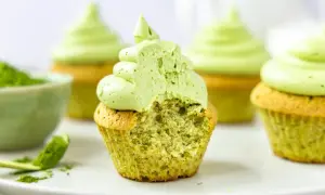Saftige matcha cupcakes mit fluffigem Topping. Ein Bissen verrät die köstliche grüne Füllung.