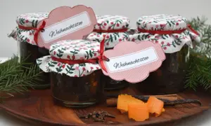 Selbstgemachter Weihnachtstee in Gläsern, liebevoll verpackt zum Verschenken. Mit Zimt, Vanille und Orangenschale.