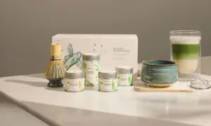 Matcha Starter Kit mit Chasen, Chawan und verschiedenen Matcha-Sorten. Der "first flush" bedeutet die erste Ernte des Jahres, die besonders zart und geschmacksintensiv ist.