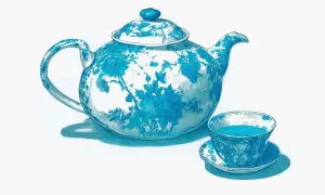Blau-weiße Teekanne und Tasse mit floralem Muster. Die Epigallocatechingallat-Wirkung von grünem Tee ist bekannt für seine antioxidativen Eigenschaften.