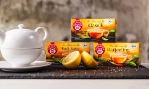 Weiße Teekanne, Zitrone und Teekanne-Packungen: Klassik, Earl Grey, Darjeeling. Eine Tee-Wirkung-Tabelle wäre hier passend.