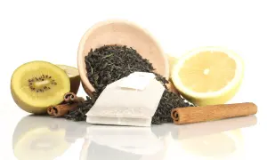 Zutaten für ein selbstgemachtes Teesieb: loser Tee, Kiwi, Zitrone und Zimt.