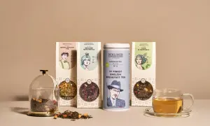 Verschiedene Teesorten alphabetisch geordnet: Kräutertee, aromatisierter Früchtetee, schwarzer Tee und grüner Tee. Daneben eine Teetasse mit Aufguss.