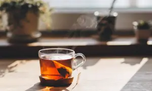 Dampf steigt von einer Tasse Tee auf, die ideale trinktemperatur für einen gemütlichen Moment.