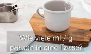 Eine Tasse wird mit Wasser gefüllt. Die Frage "wie viel ml hat eine tasse tee?" wird gestellt, während Messbecher daneben liegen.