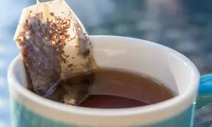 Ein Teebeutel zieht in einer Tasse Tee. Nachhaltig denken: teebeutel wiederverwenden für mehr Genuss.
