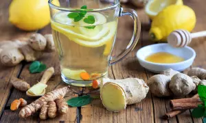 Erfrischender Tee mit Zitrone, Ingwer und Kurkuma. Perfekt für gesunde Rezepte mit Kurkuma und Ingwer.