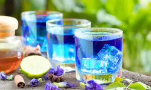Erfrischender Anchan Tee mit Eiswürfeln, Limette und Zimt. Die Zubereitung ist einfach und das Ergebnis ein visuell beeindruckendes Getränk.