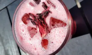 Erfrischendes Hibiskusgetränk mit Eis und getrockneten Blüten. Perfekt für leichte Hibiskus Rezepte.