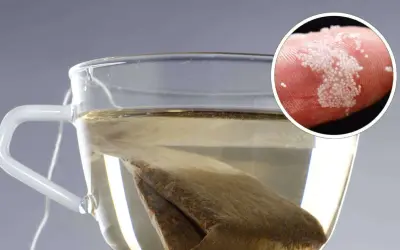 Teebeutel ungesund: Kleine Partikel lösen sich im Wasser, was auf mögliche Gesundheitsrisiken hindeutet.