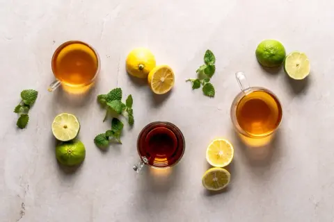 Erfrischender Tee mit Minze, Zitrone und Limette. Die vielseitige Minze verwendung für ein belebendes Getränk.