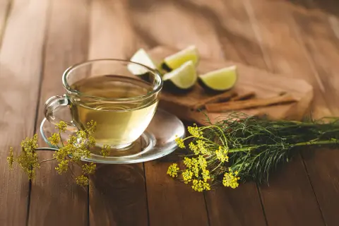Fencheltee mit Limettenspalten und frischem Fenchel. Die Fenchel Wirkung auf Hormone wird oft geschätzt.