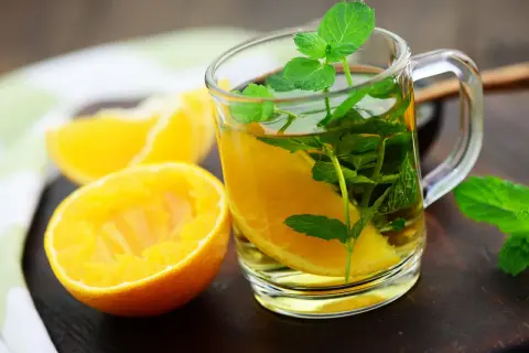 Erfrischender Pfefferminztee mit Honig und Orange. Die Wirkung ist belebend und wohltuend.