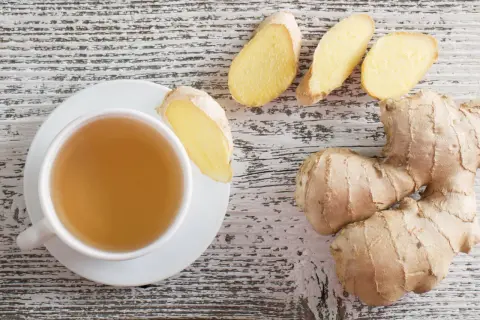 Eine Tasse Tee mit Ingwerscheiben. Die pfefferminztee mit ingwer wirkung ist bekannt für ihre wohltuenden Eigenschaften.