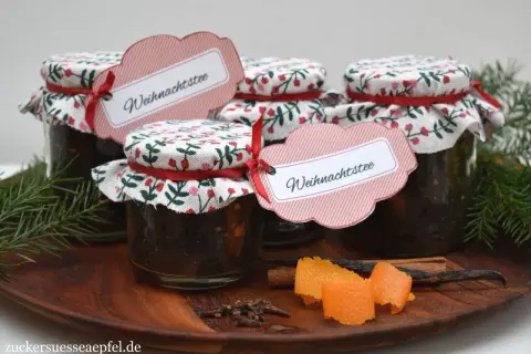 Selbstgemachter Weihnachtstee in Gläsern, liebevoll verpackt zum Verschenken. Mit Zimt, Vanille und Orangenschale.