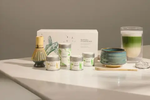 Matcha Starter Kit mit Chasen, Chawan und verschiedenen Matcha-Sorten. Der "first flush" bedeutet die erste Ernte des Jahres, die besonders zart und geschmacksintensiv ist.