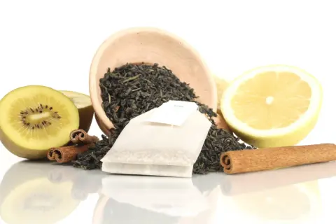 Zutaten für ein selbstgemachtes Teesieb: loser Tee, Kiwi, Zitrone und Zimt.