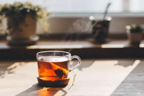 Dampf steigt von einer Tasse Tee auf, die ideale trinktemperatur für einen gemütlichen Moment.