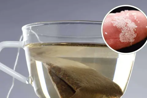 Teebeutel ungesund: Kleine Partikel lösen sich im Wasser, was auf mögliche Gesundheitsrisiken hindeutet.