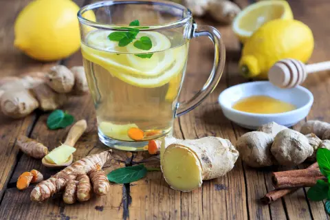 Erfrischender Tee mit Zitrone, Ingwer und Kurkuma. Perfekt für gesunde Rezepte mit Kurkuma und Ingwer.