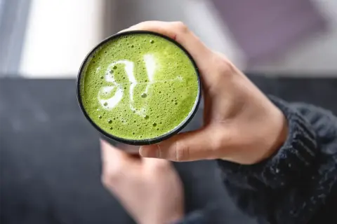 Grüner Matcha-Latte mit Kleeblatt-Milchschaum, perfekt für die Unterstützung beim abnehmen.
