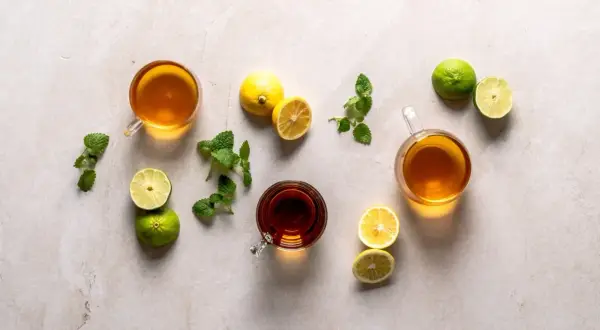 Erfrischender Tee mit Minze, Zitrone und Limette. Die vielseitige Minze verwendung für ein belebendes Getränk.