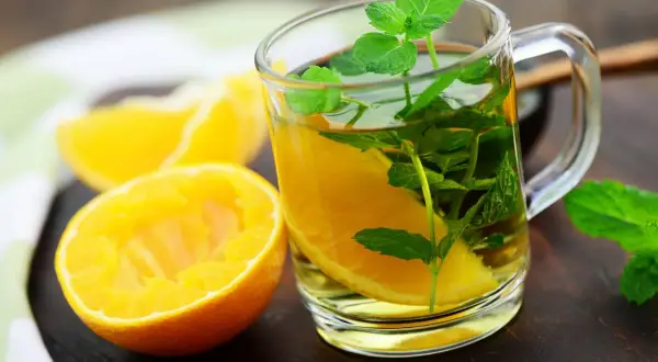 Erfrischender Pfefferminztee mit Honig und Orange. Die Wirkung ist belebend und wohltuend.