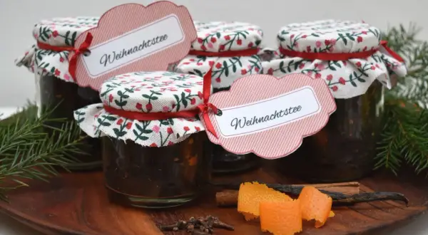 Selbstgemachter Weihnachtstee in Gläsern, liebevoll verpackt zum Verschenken. Mit Zimt, Vanille und Orangenschale.