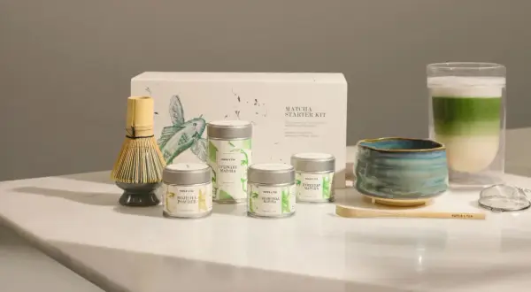 Matcha Starter Kit mit Chasen, Chawan und verschiedenen Matcha-Sorten. Der "first flush" bedeutet die erste Ernte des Jahres, die besonders zart und geschmacksintensiv ist.
