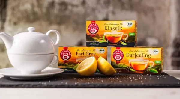 Weiße Teekanne, Zitrone und Teekanne-Packungen: Klassik, Earl Grey, Darjeeling. Eine Tee-Wirkung-Tabelle wäre hier passend.