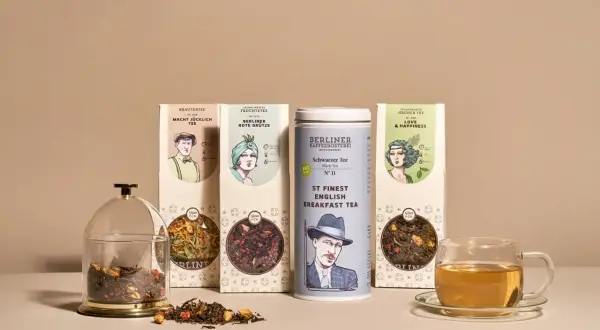 Verschiedene Teesorten alphabetisch geordnet: Kräutertee, aromatisierter Früchtetee, schwarzer Tee und grüner Tee. Daneben eine Teetasse mit Aufguss.
