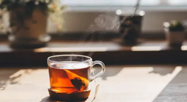 Dampf steigt von einer Tasse Tee auf, die ideale trinktemperatur für einen gemütlichen Moment.