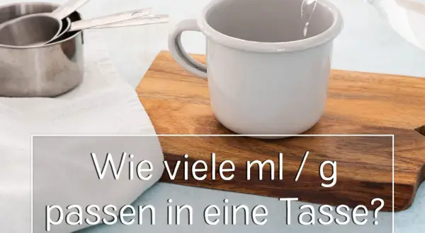 Eine Tasse wird mit Wasser gefüllt. Die Frage "wie viel ml hat eine tasse tee?" wird gestellt, während Messbecher daneben liegen.