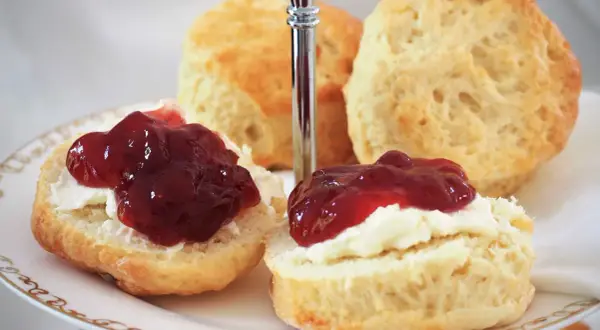 Zwei Scones mit Clotted Cream und Marmelade auf einer Etagere, perfekt für ein Cream Tea Rezept.