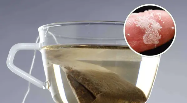 Teebeutel ungesund: Kleine Partikel lösen sich im Wasser, was auf mögliche Gesundheitsrisiken hindeutet.