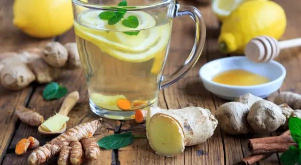Erfrischender Tee mit Zitrone, Ingwer und Kurkuma. Perfekt für gesunde Rezepte mit Kurkuma und Ingwer.