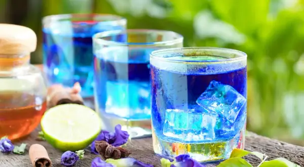 Erfrischender Anchan Tee mit Eiswürfeln, Limette und Zimt. Die Zubereitung ist einfach und das Ergebnis ein visuell beeindruckendes Getränk.