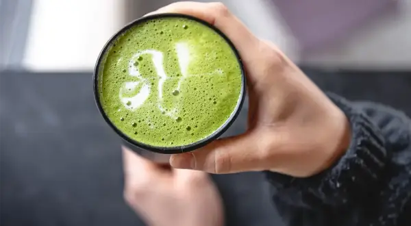 Grüner Matcha-Latte mit Kleeblatt-Milchschaum, perfekt für die Unterstützung beim abnehmen.