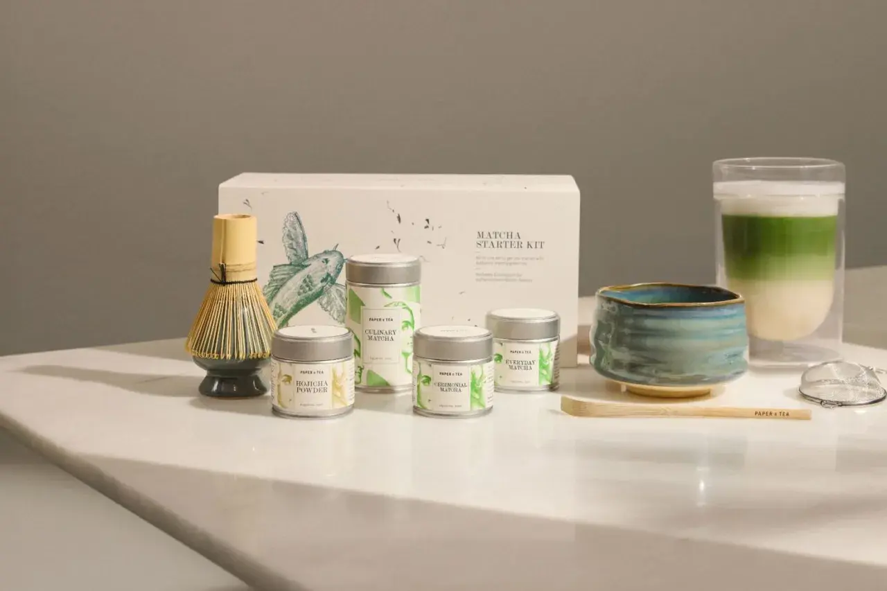 Matcha Starter Kit mit Chasen, Chawan und verschiedenen Matcha-Sorten. Der "first flush" bedeutet die erste Ernte des Jahres, die besonders zart und geschmacksintensiv ist.