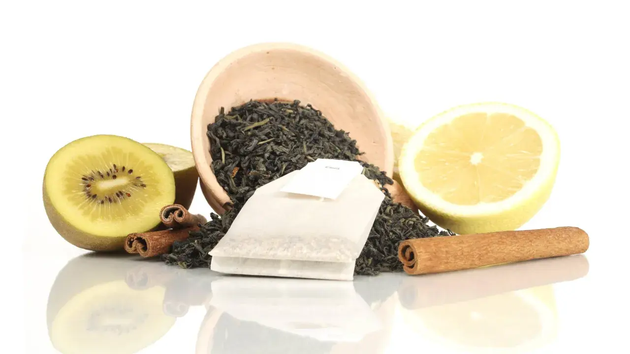 Zutaten für ein selbstgemachtes Teesieb: loser Tee, Kiwi, Zitrone und Zimt.