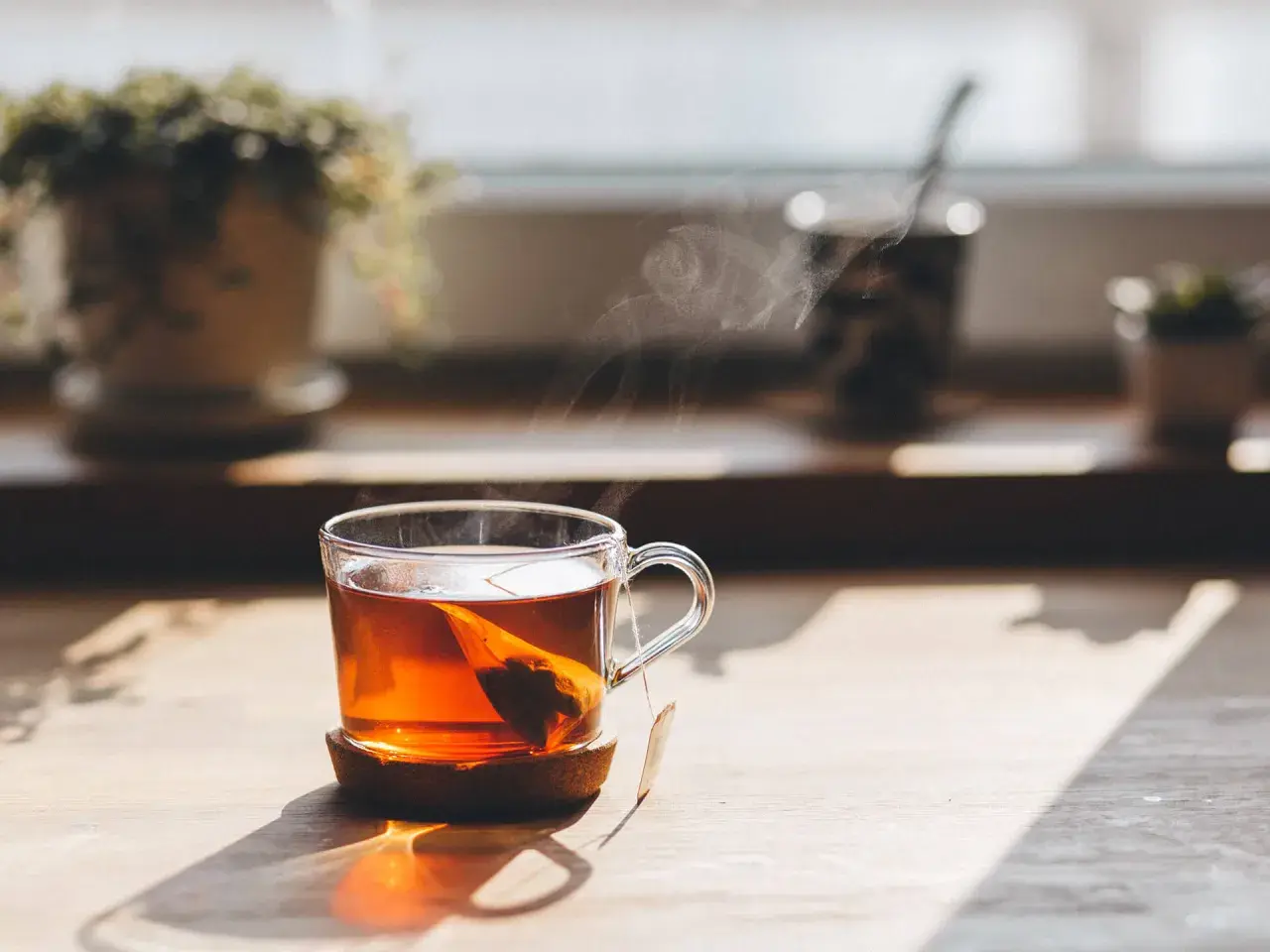Dampf steigt von einer Tasse Tee auf, die ideale trinktemperatur für einen gemütlichen Moment.