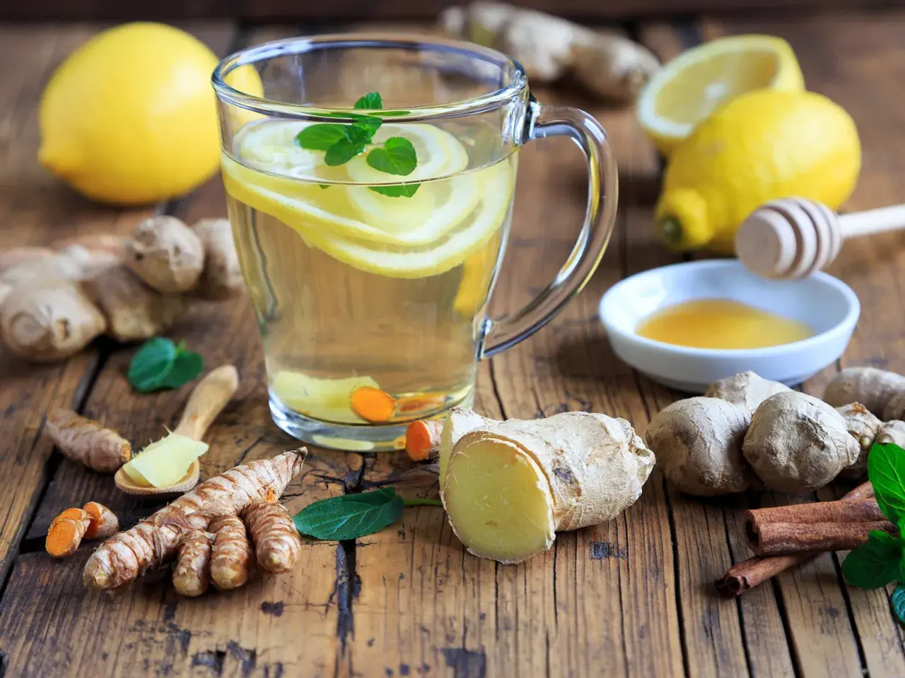 Erfrischender Tee mit Zitrone, Ingwer und Kurkuma. Perfekt für gesunde Rezepte mit Kurkuma und Ingwer.