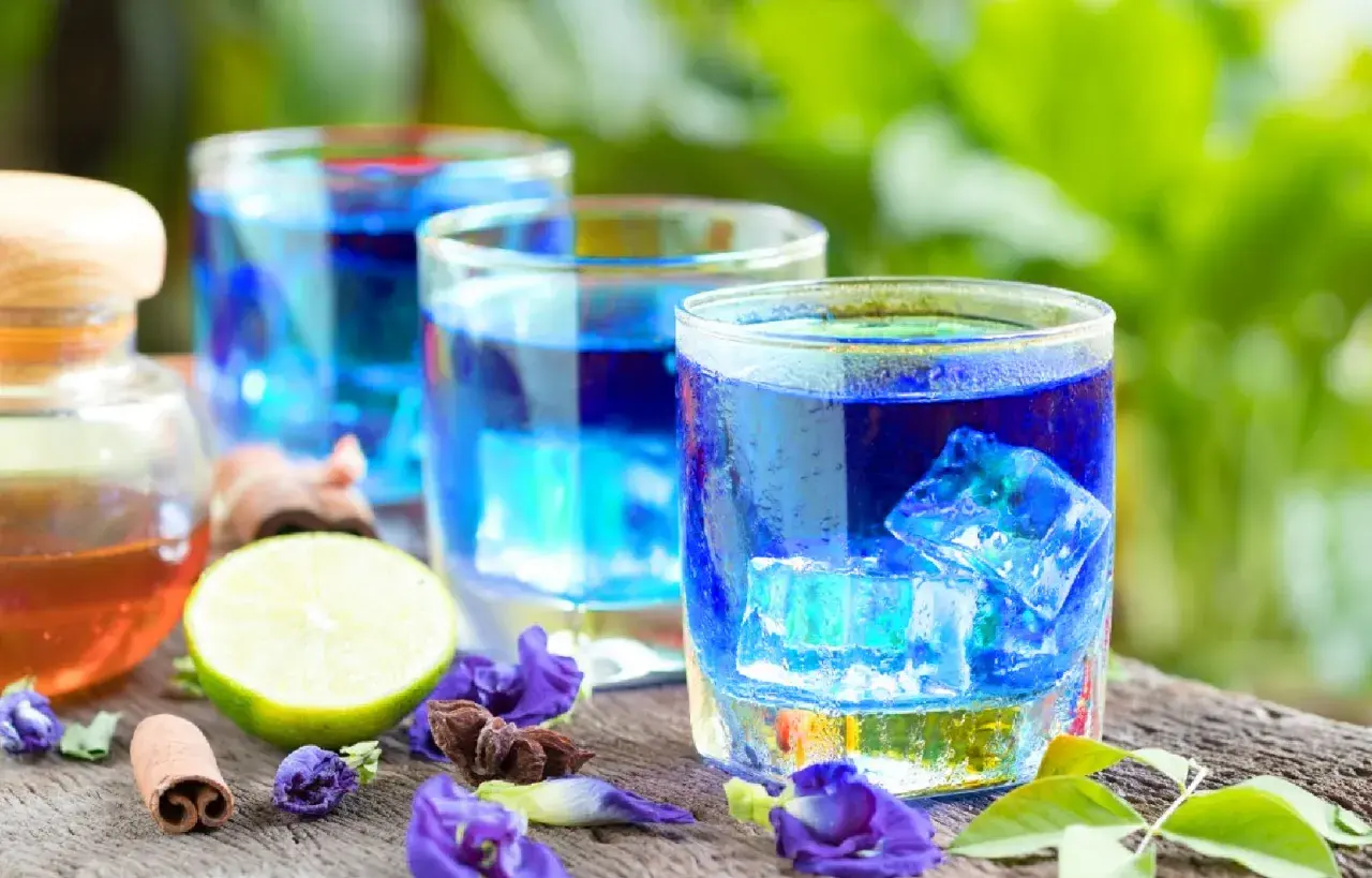 Erfrischender Anchan Tee mit Eiswürfeln, Limette und Zimt. Die Zubereitung ist einfach und das Ergebnis ein visuell beeindruckendes Getränk.