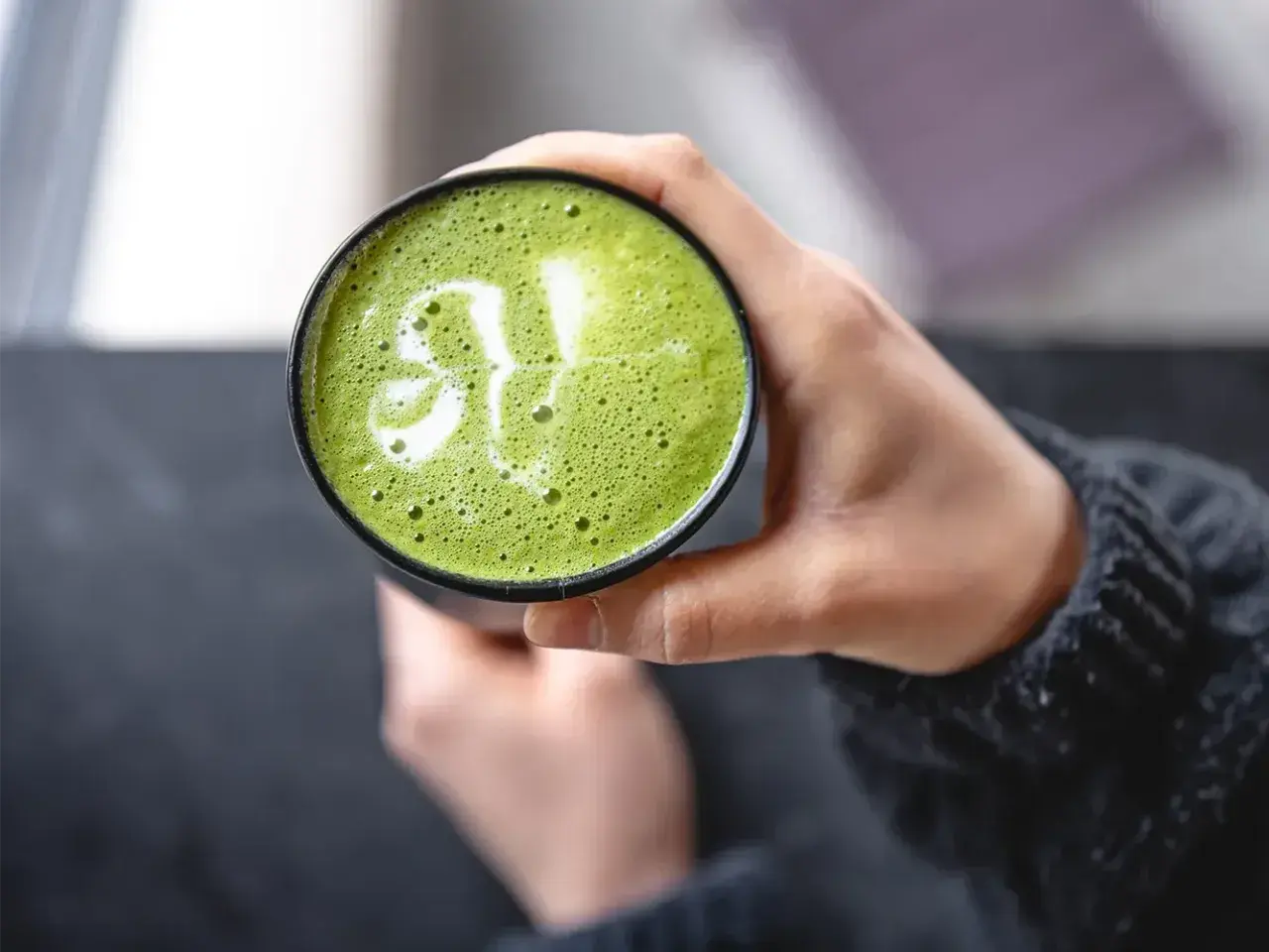 Grüner Matcha-Latte mit Kleeblatt-Milchschaum, perfekt für die Unterstützung beim abnehmen.