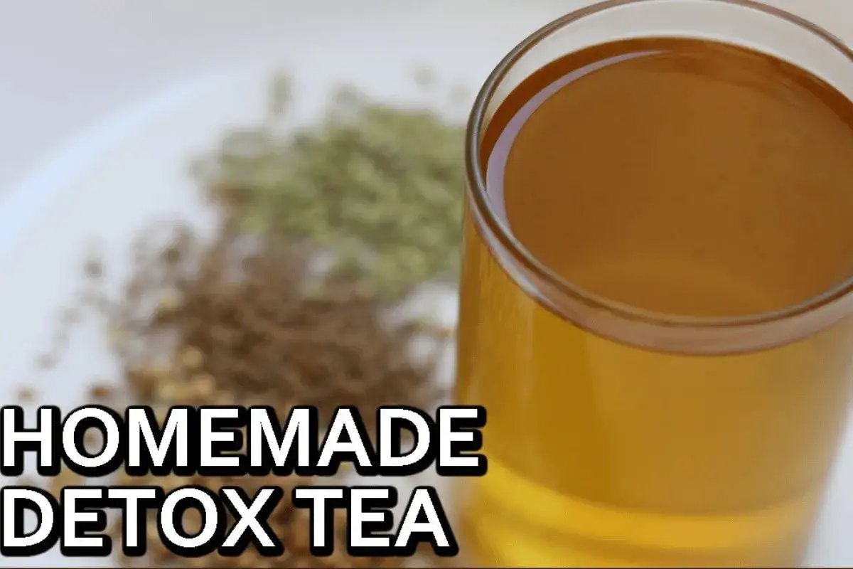 Glas mit hausgemachtem Detox-Tee, daneben getrocknete Kr&auml;uter. Welcher Tee regt den Stoffwechsel an? Dieser hier!