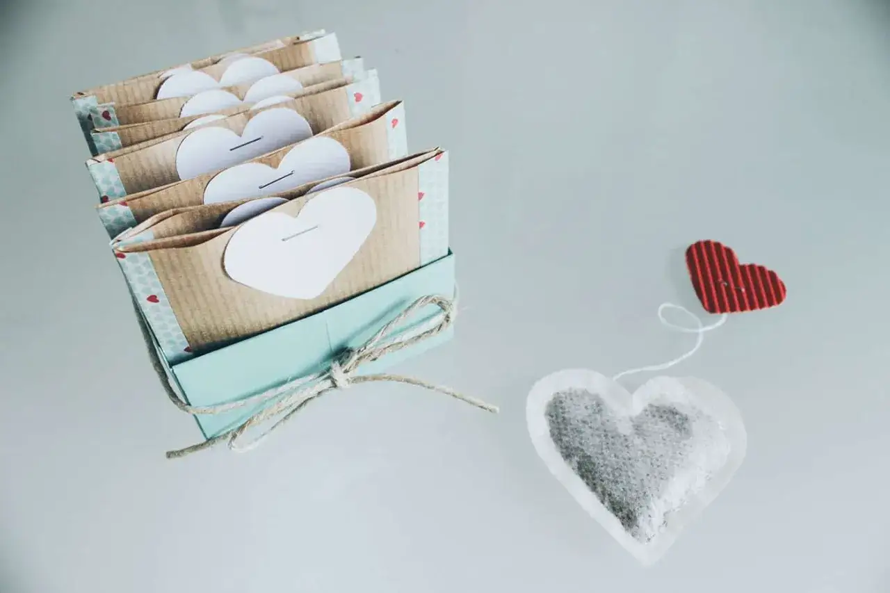 Herzförmige Teebeutel, die zum Teebeutel selber machen einladen. Ein liebevolles DIY-Projekt.